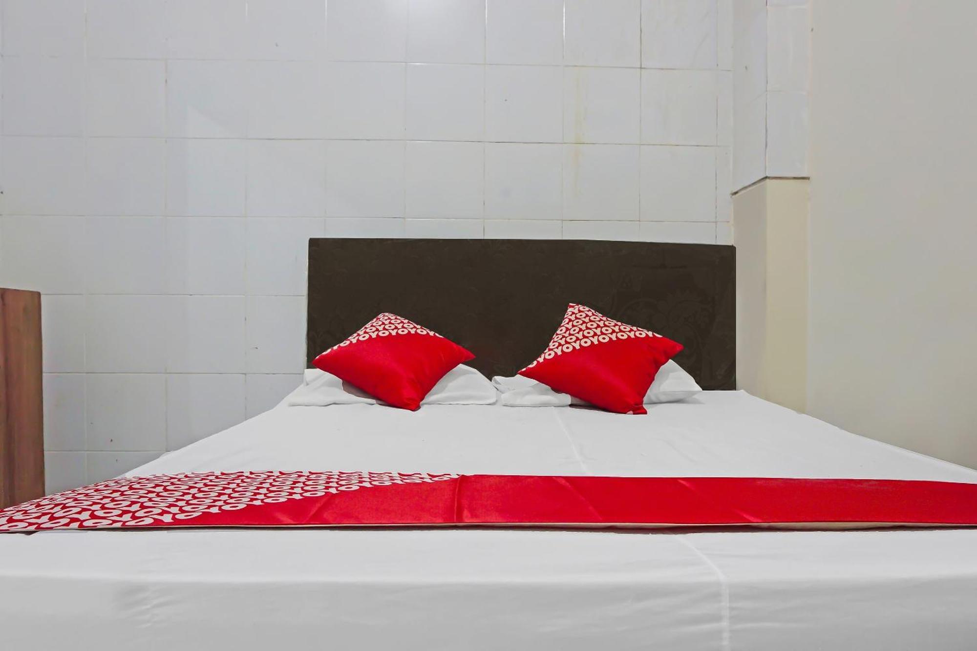 Oyo 1935 Hotel Diamond Inn Makassar Kültér fotó
