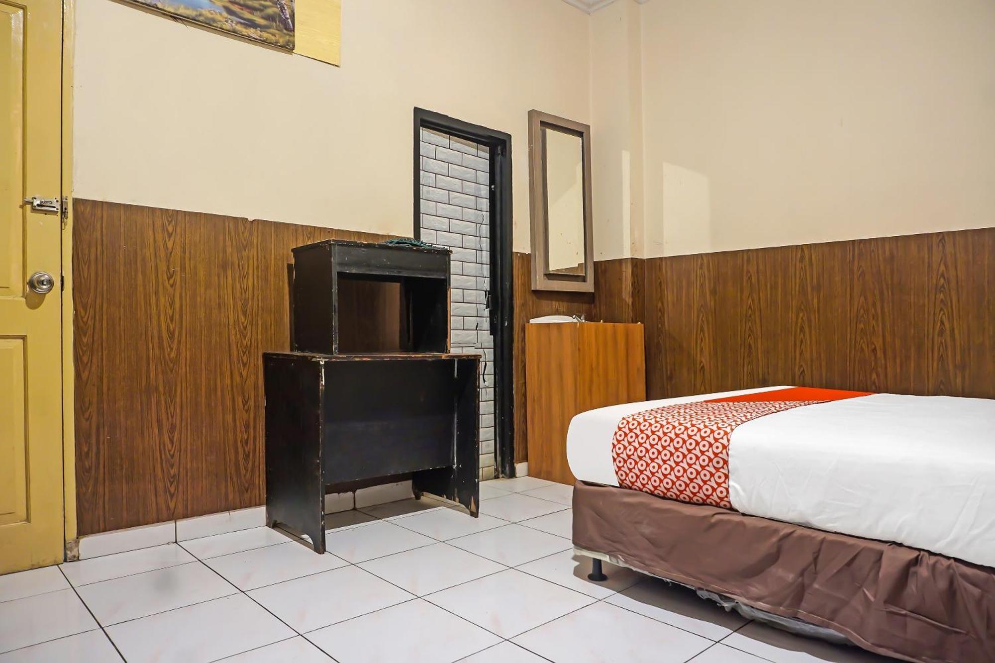 Oyo 1935 Hotel Diamond Inn Makassar Kültér fotó
