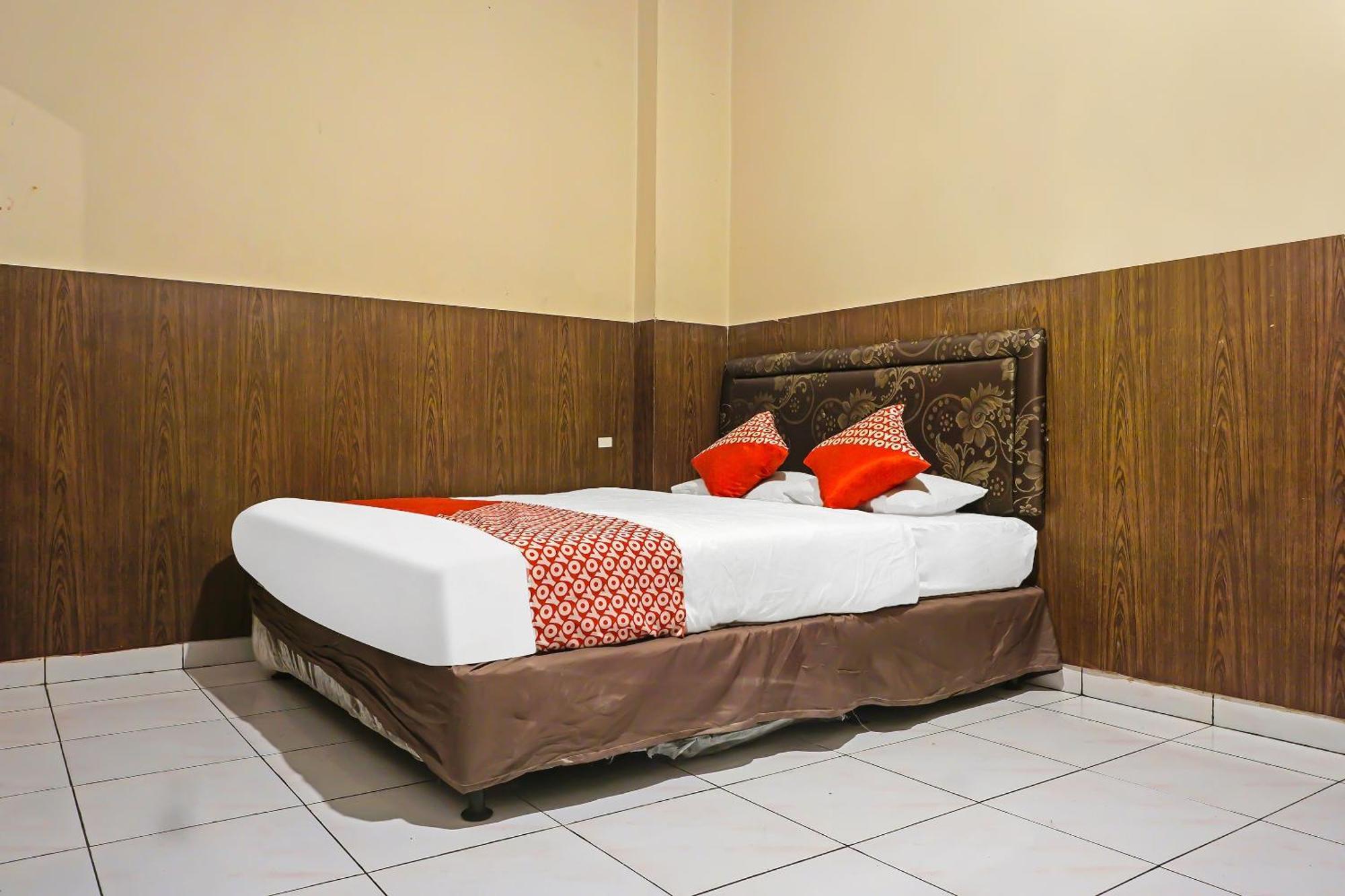 Oyo 1935 Hotel Diamond Inn Makassar Kültér fotó